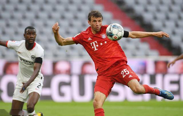  拜仁vs多特国家德比，十万观众现场观战  