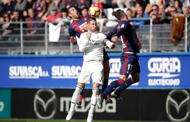  沃尔夫斯堡主场惨败球迷高呼主帅下课  